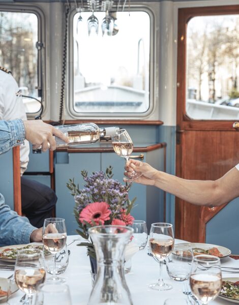 salonboot dinner wine cruise amsterdam small group